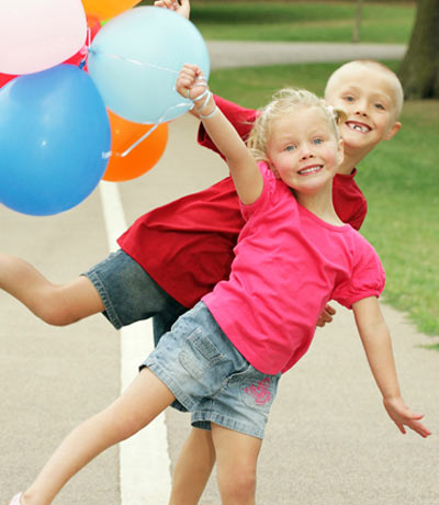 Utrzymywanie Aktywności Fizycznej u Małych Dzieci: Zabawne Ćwiczenia 💪👶